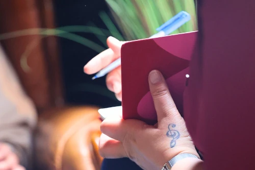 Gaya prend des notes pour construire la stratégie éditoriale instagram