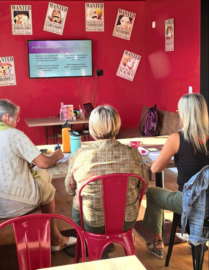 Participantes concentrées pendant un atelier com’ Com’ Un Mochi